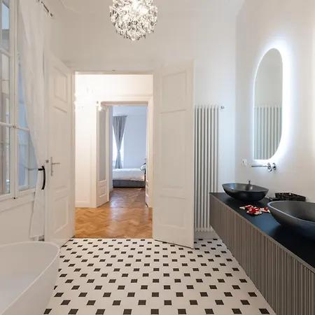 Jonathan Luxury Station Апартаменти *