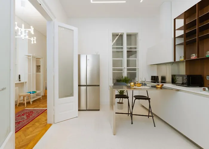 Jonathan Luxury Station *