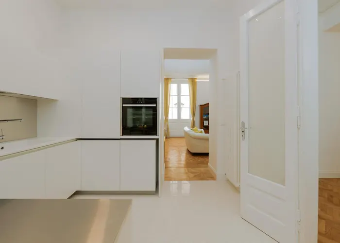 Jonathan Luxury Station Trieste