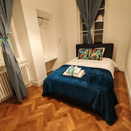 Jonathan Luxury Station *